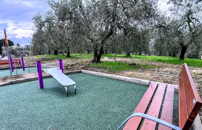 Proseguono i lavori di riqualificazione in via Montelupo: completato il marciapiede e installate le aree fitness