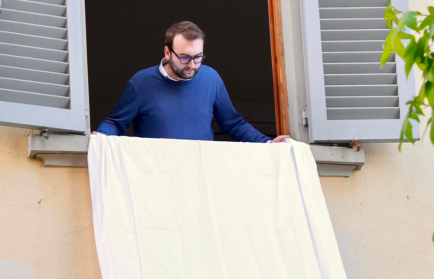 Un lenzuolo bianco per Gaza appeso fuori dal municipio di Empoli
