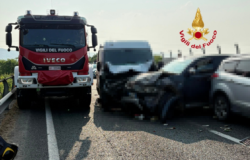 Scandicci, incidente sulla Fi-Pi-Li: coinvolte quattro auto e un mezzo pesante, sei feriti