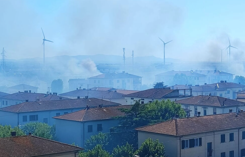 Incendi lungo i binari in provincia di Pisa: treni sospesi tra Pontedera, Cascina e Fornacette