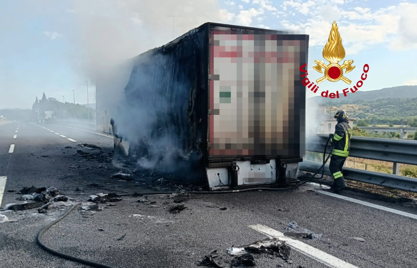 Camion prende fuoco sulla A1 tra Incisa e Valdarno