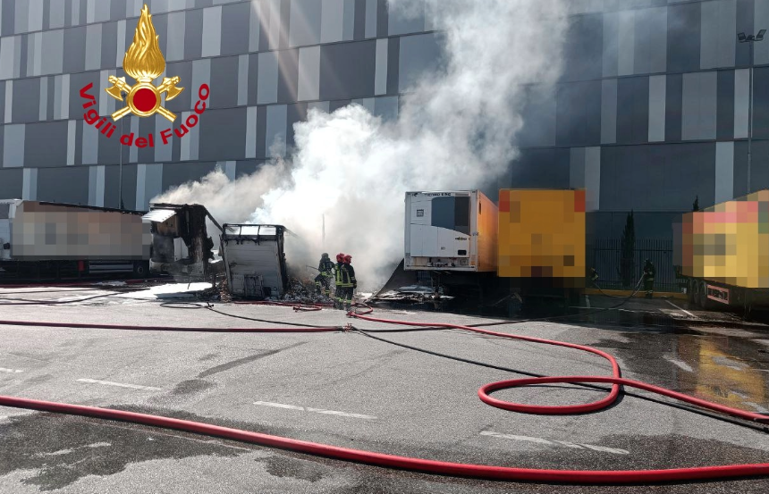 Incendio a Firenze: in fiamme tre semirimorchi in un parcheggio