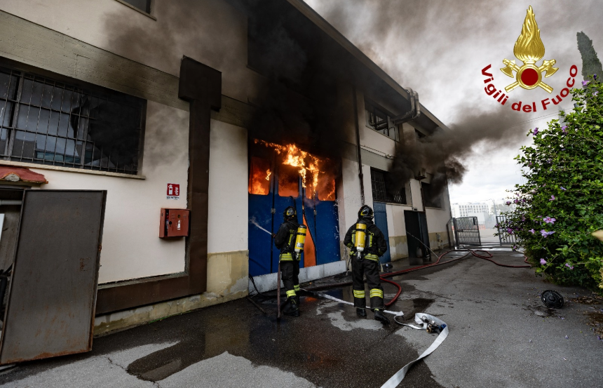 Scandicci, incendio in un’azienda metalmeccanica: intervento massiccio dei Vigili del Fuoco