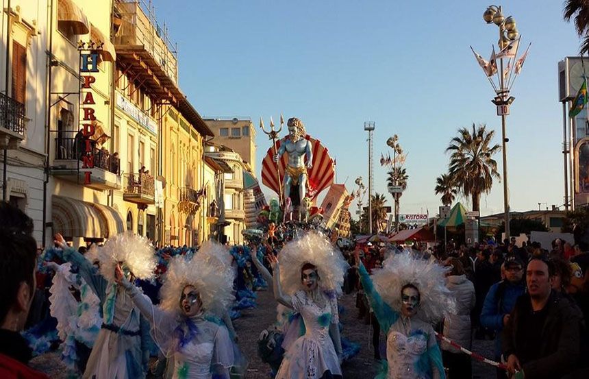 Carnevale di Viareggio, dal 1 al 21 febbraio sfilano i carri allegorici più grandi del mondo