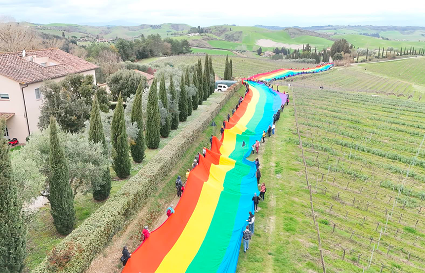 Gambassi Terme, la Bandiera della Pace di 500 metri attraversa la Via Francigena: oltre 500 partecipanti al cammino
