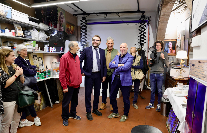 Empoli: quarant'anni per Foto Diaframma, una targa del sindaco Mantellassi e dell'assessore Bellucci