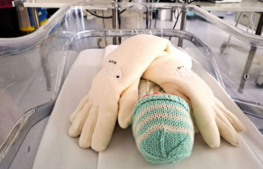 Un compleanno solidale: a 12 anni dona ''guanti care'' alla Neonatologia di Empoli