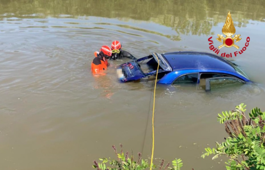 Auto finisce nel Canale Usciana a Fucecchio, intervento dei Vigili del fuoco