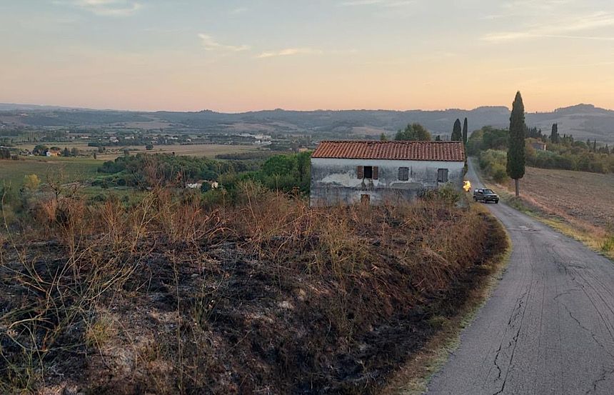 Empoli, in località Monterappoli a fuoco due ettari di terreno a causa di un incendio