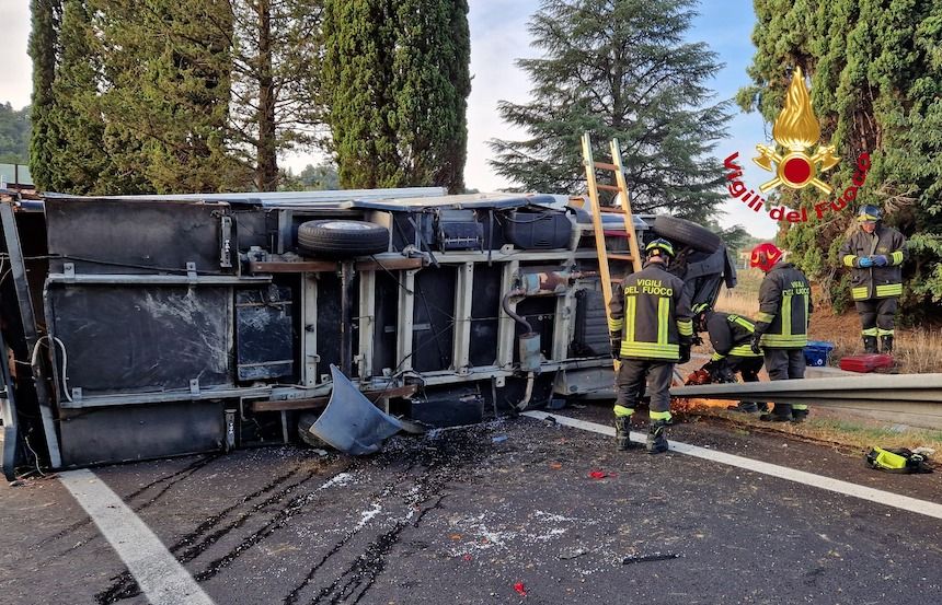 Incidente in A1: camper ribaltato a Firenze Sud